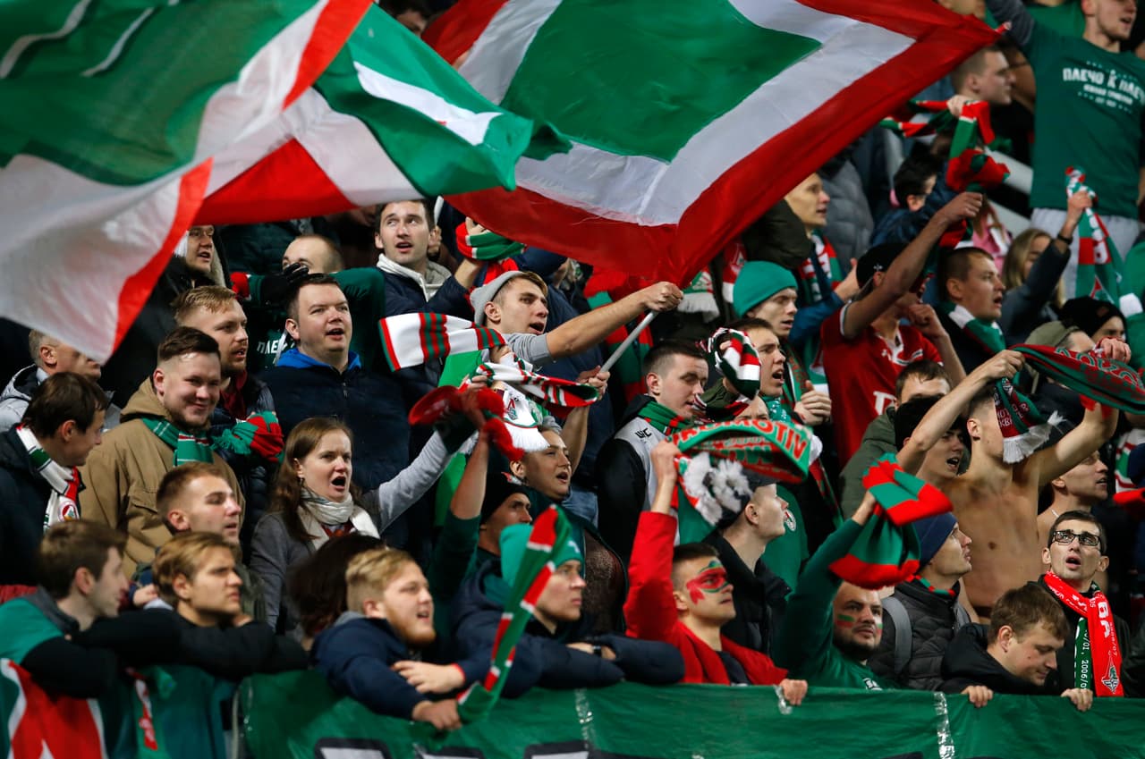 El ambiente en el Lokomotiv Stadion era, por un lado, espectacular por el colorido y número de fervientes aficionados apoyando al local, pero por el otro, hostil para los visitantes.