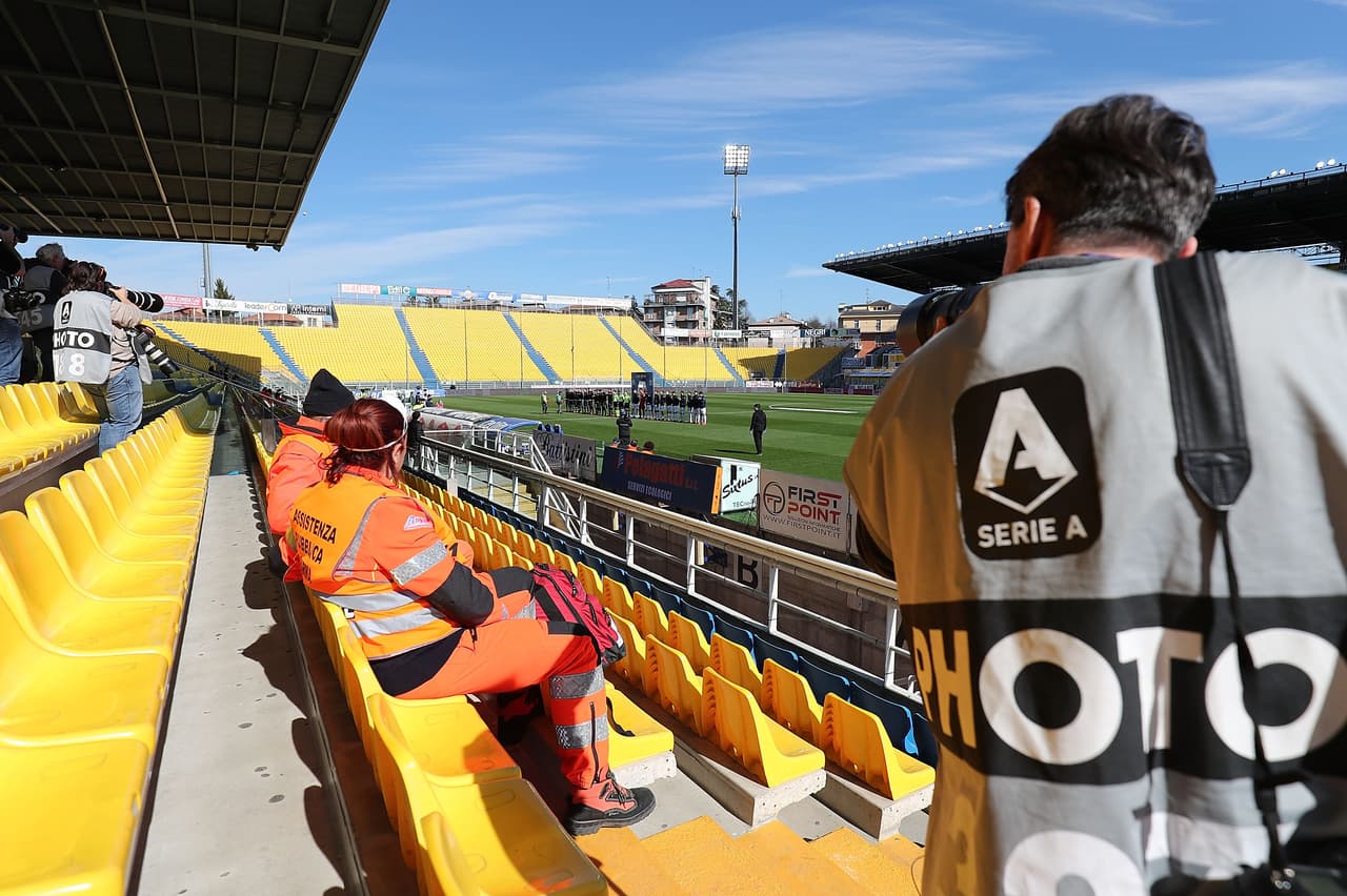 Incluso los fotógrafos no están en cancha, son acomodados en la tribuna. Esto se apreció en el juego entre Parma y SPAL.