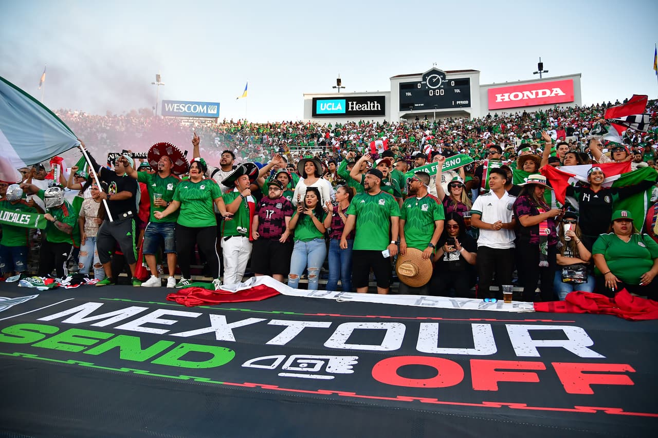 El Rose Bowl sintió el calor de los seguidores de El Tri.
<br>