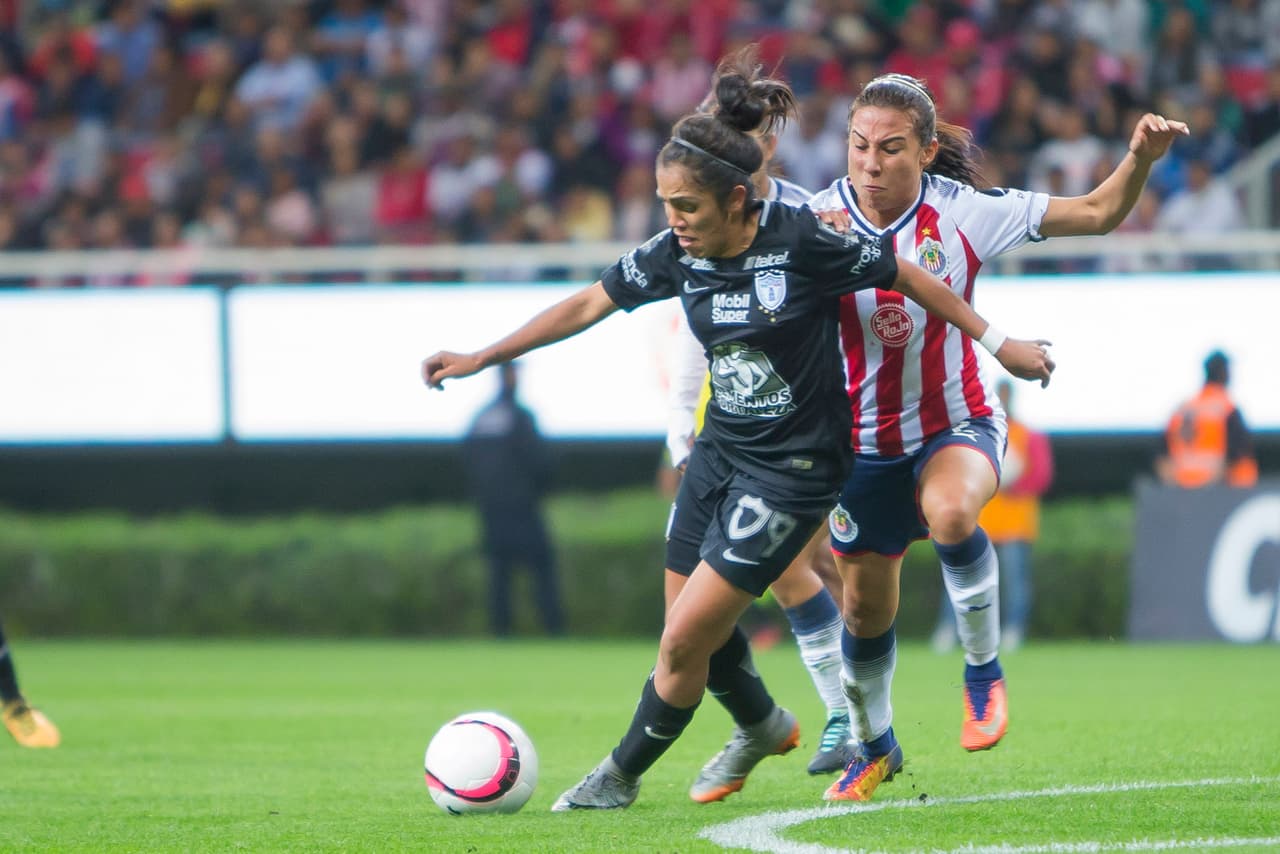 El transcurrir del histórico duelo siguió su marcha y con Chivas más próxima a conseguir el tercero .