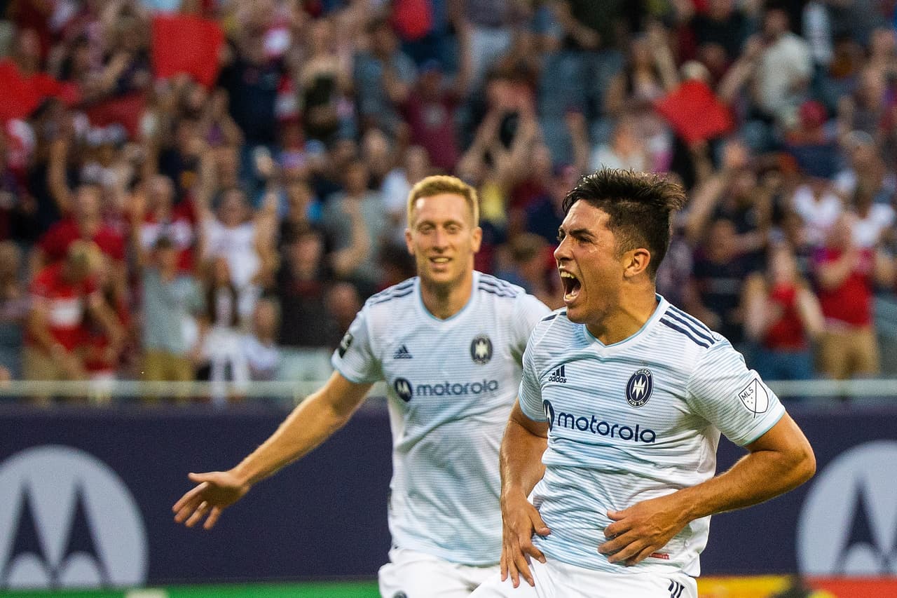 En el Soldier Field, Chicago Fire FC dio una de las grandes sorpresas del fin de semana al derrotar por 3-0 a Atlanta United. El volante Ignacio Aliseda marcó un doblete el sábado.
<br>