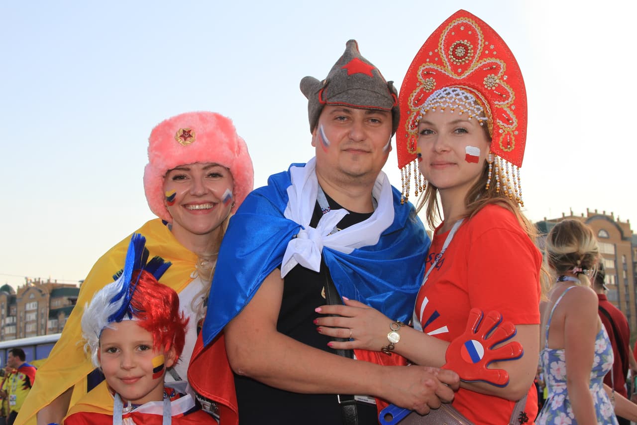 Los rusos también compartieron la alegría colombiana en la sede del partido.