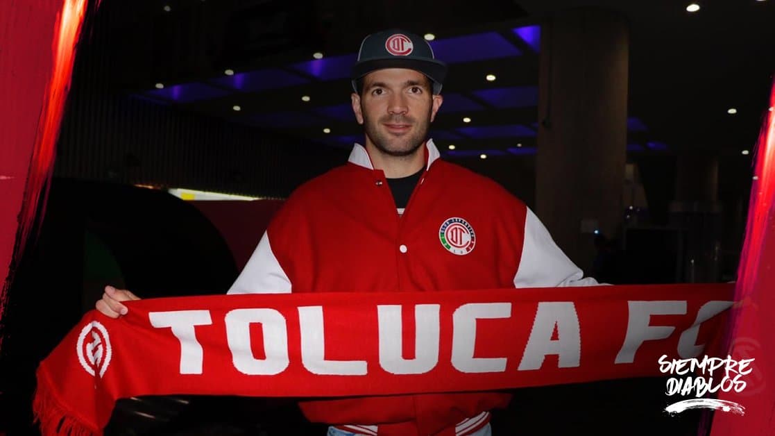 Emmanuel Gigliotti ya luce los colores del Toluca a su llegada a México para jugar el Clausura 2019.