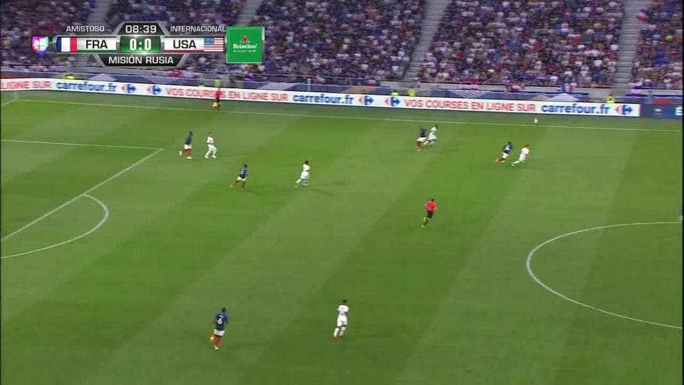 Tim Parker despeja el balón y aleja el peligro