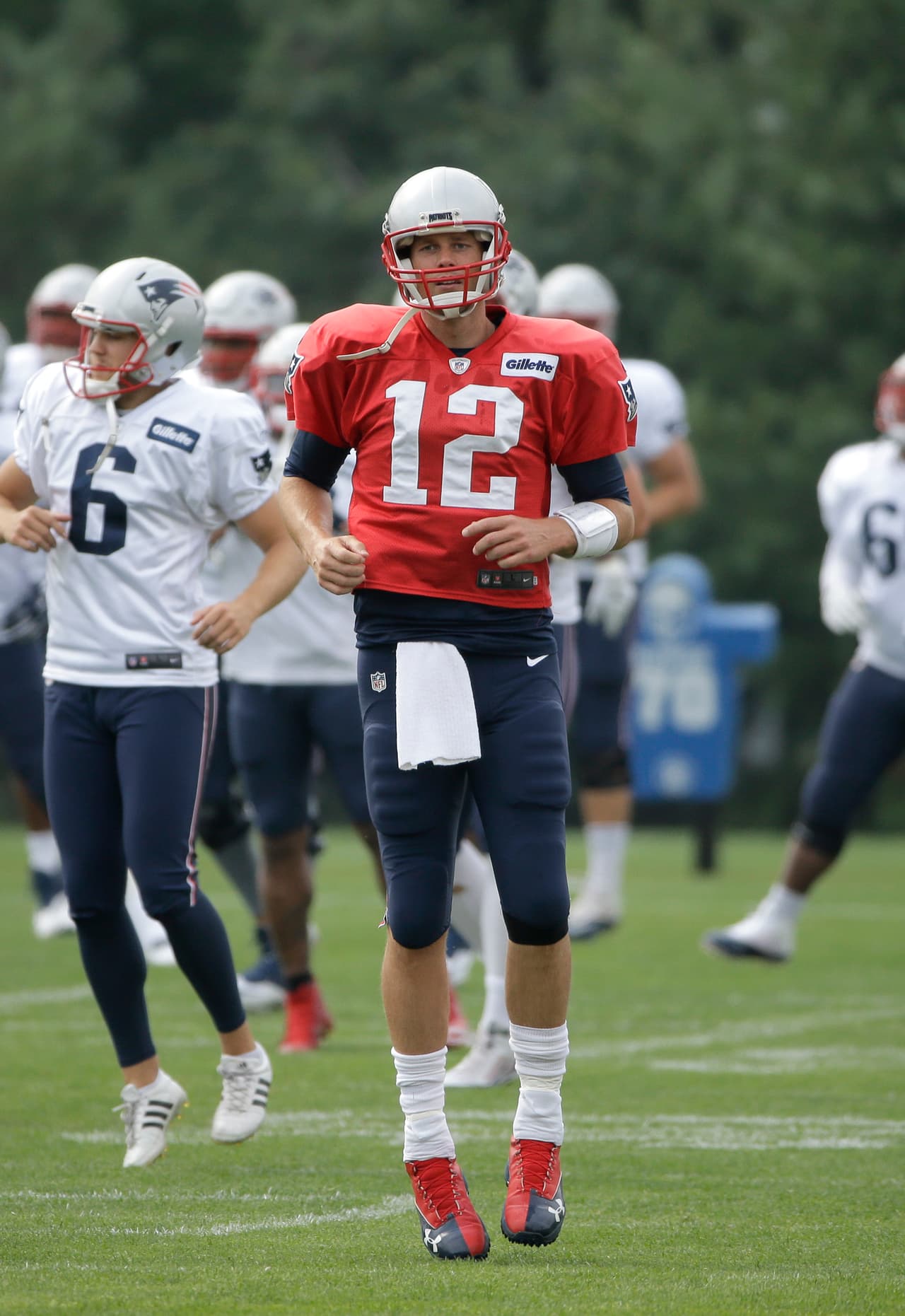 Los aficionados de los New England Patriots acudieron a la práctica en Foxborough, Massachusettsde este hoy 3 de agosto de 2017 para festejar con porras y letreros a su ídolo Tom Brady quien cumplió 40 años este jueves.