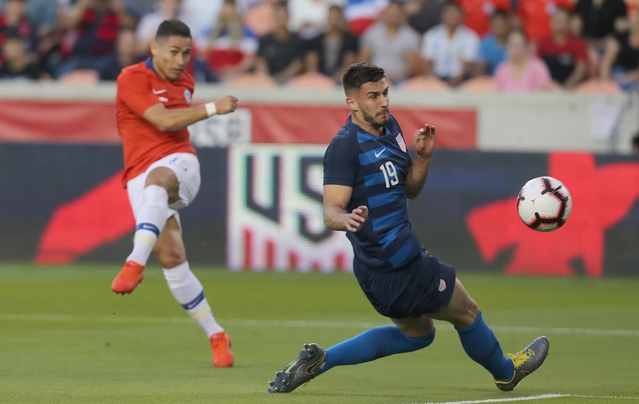 Sin embargo, la respuesta de los chilenos no se hizo esperar. Aquí el zaguero estadounidense Matt Miazga (19) intentando tapar el tiro del defensa de La Roja Óscar Opazo (15).