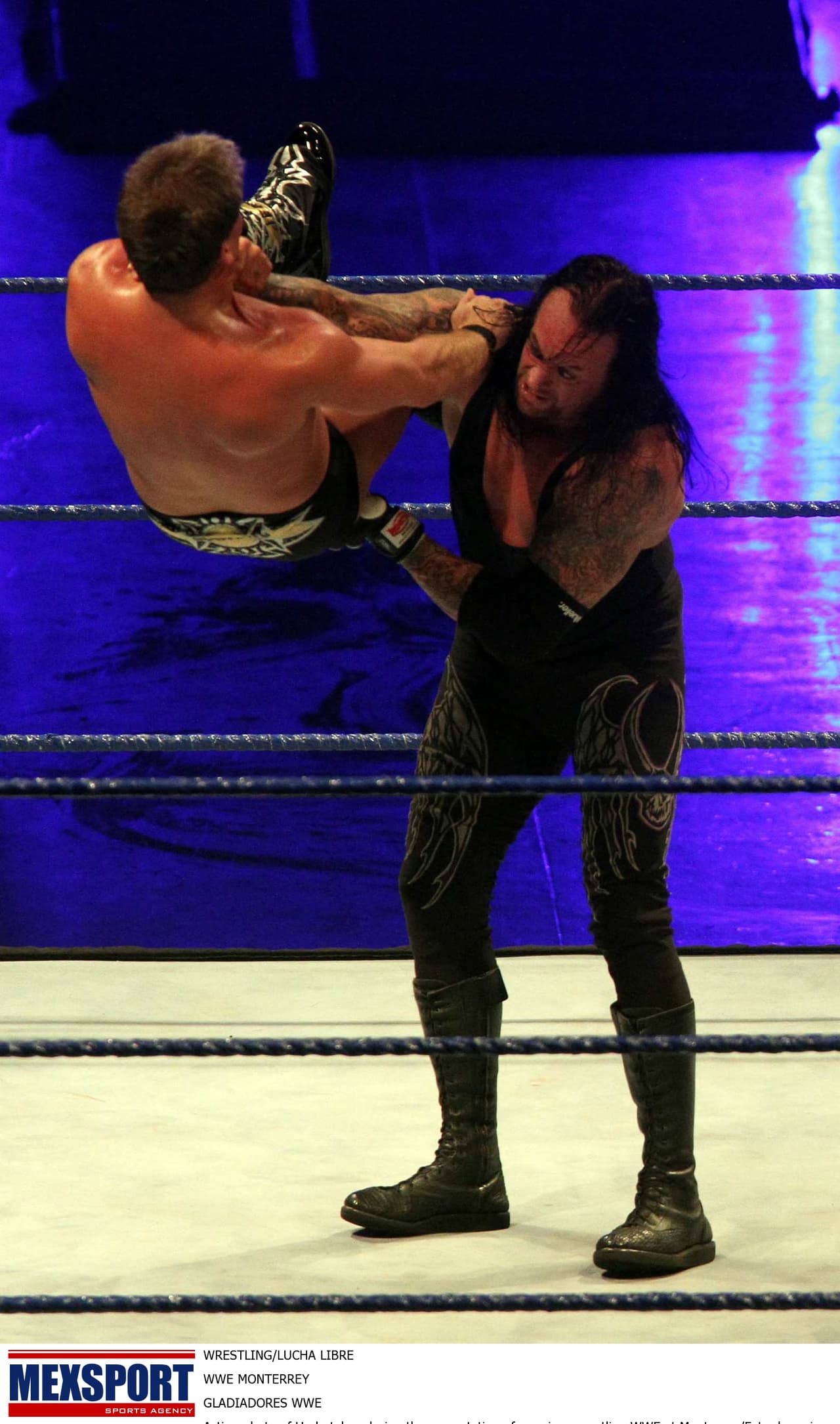 Ese movimiento, que resultaba un duro castigo gracias a su estatura, fue uno de los que lo acompañó siempre en sus peleas, se llamó 'Chokeslam' e hizo parte de su arsenal desde 1990 hasta su retiro.