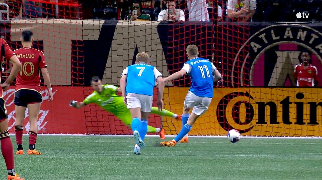 Karol Swiderski no perdona y marca el segundo desde el manchón penal