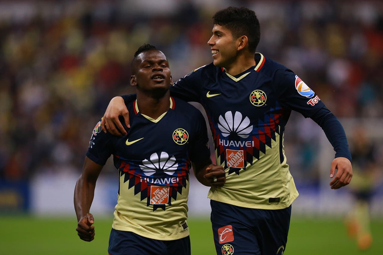 MEXICO CITY, MEXICO - FEBRUARY 28: Darwin Quintero (L) and Carlos Vargas (R) of America celebrate their team first goal during the match between America and Saprissa as part of the round of 16th of the CONCACAF Champions League at Azteca Stadium on February 28, 2018 in Mexico City, Mexico. (Photo by Manuel Velasquez/Getty Images)