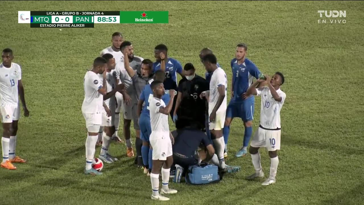 ¡Expulsión! El árbitro saca la roja directa a Tarik Cavelan.