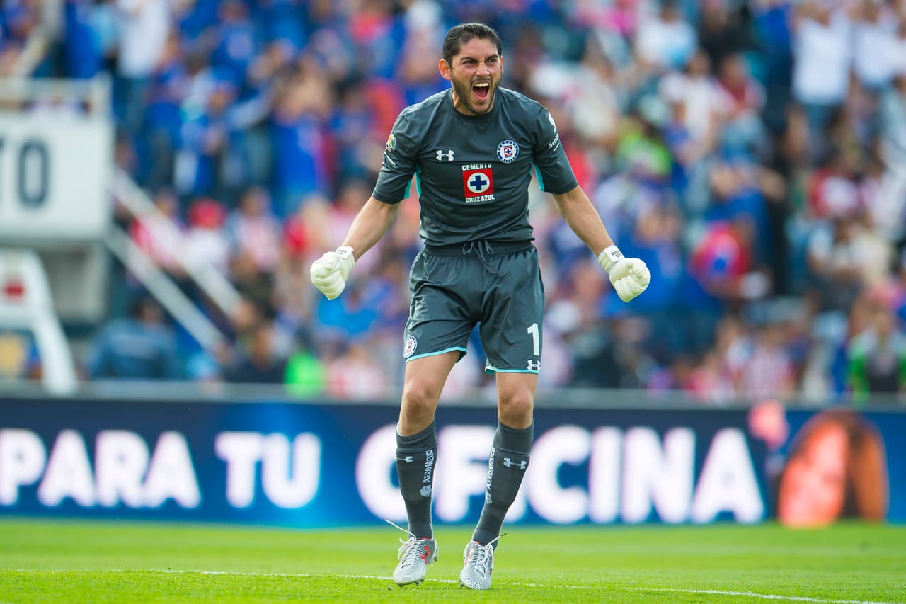 Corona, además de ser un líder en la cancha, puede ser una máquina de puntos al mantener su meta en cero y un plus es que es un buen atajador de penales en caso de que el Cruz Azul tenga uno en contra.