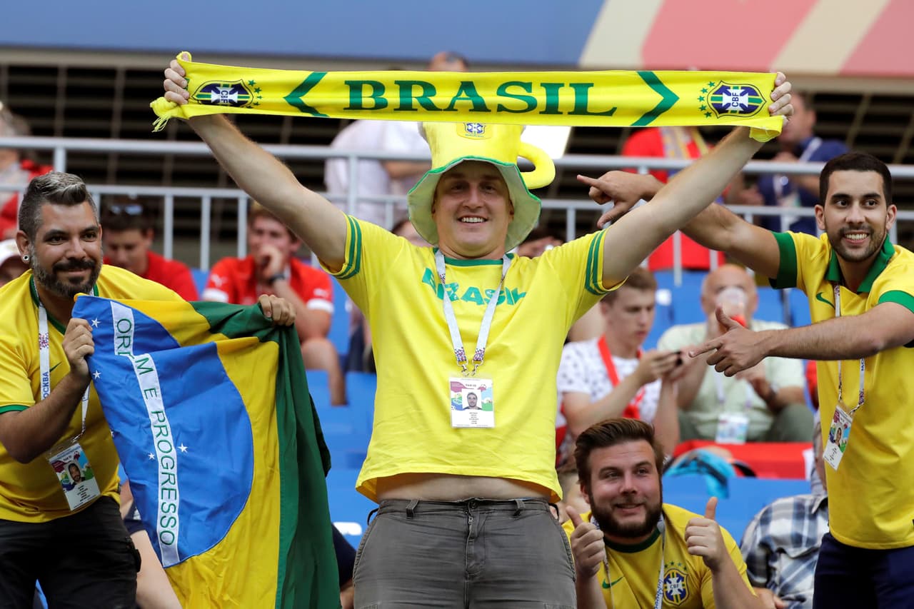 MUN10-1. ROSTOV DEL DON (RUSIA), 17/06/2018.- Aficionados brasileños animan a su selección antes del partido Brasil-Suiza, del Grupo E del Mundial de Fútbol de Rusia 2018, en el Rostov Arena de Rostov del Don, Rusia, hoy 17 de junio de 2018 (RUSSIA SOCCER FIFA WORLD CUP, Brazil, Switzerland, Rostov-On-Don). EFE/Sebastião Moreira [ATENCIÓN EDITORES: Sólo Uso editorial. Prohibido su uso en referencia con entidad comercial alguna. Prohibido su uso en alertas, descargas o mensajería multimedia en móviles. Las imágenes deberán aparecer como fotografías congeladas y no podrán emular la acción del juego mediante secuencias o fotomontajes. Ninguna imagen publicada podrá ser alterada, mediante texto o imagen superpuesta, en el caso de que (a) intencionalmente oculte o elimine el logotipo de un patrocinador o (b) añada y/o cubra la identificación comercial de terceras partes que no esté oficialmente asociada con la Copa Mundial de la FIFA.]