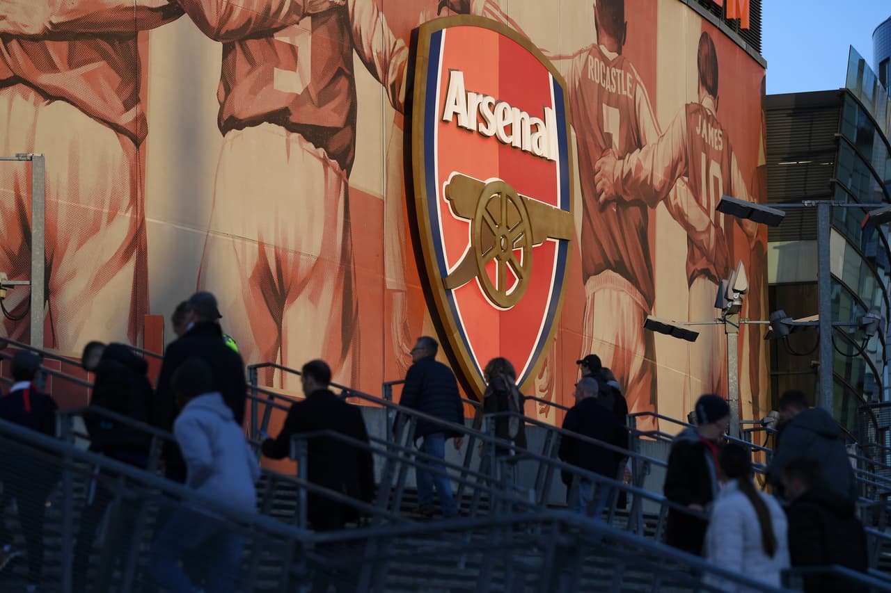 Con la idea de lograr remontar en su casa, miles de aficionados del Arsenal llegaron este jueves hasta el Emirates Stadium para vivir de primera mano la vuelta de los dieciseisavos de final entre su equipo y el BATE Borisov, quien gana la serie por 1-0.