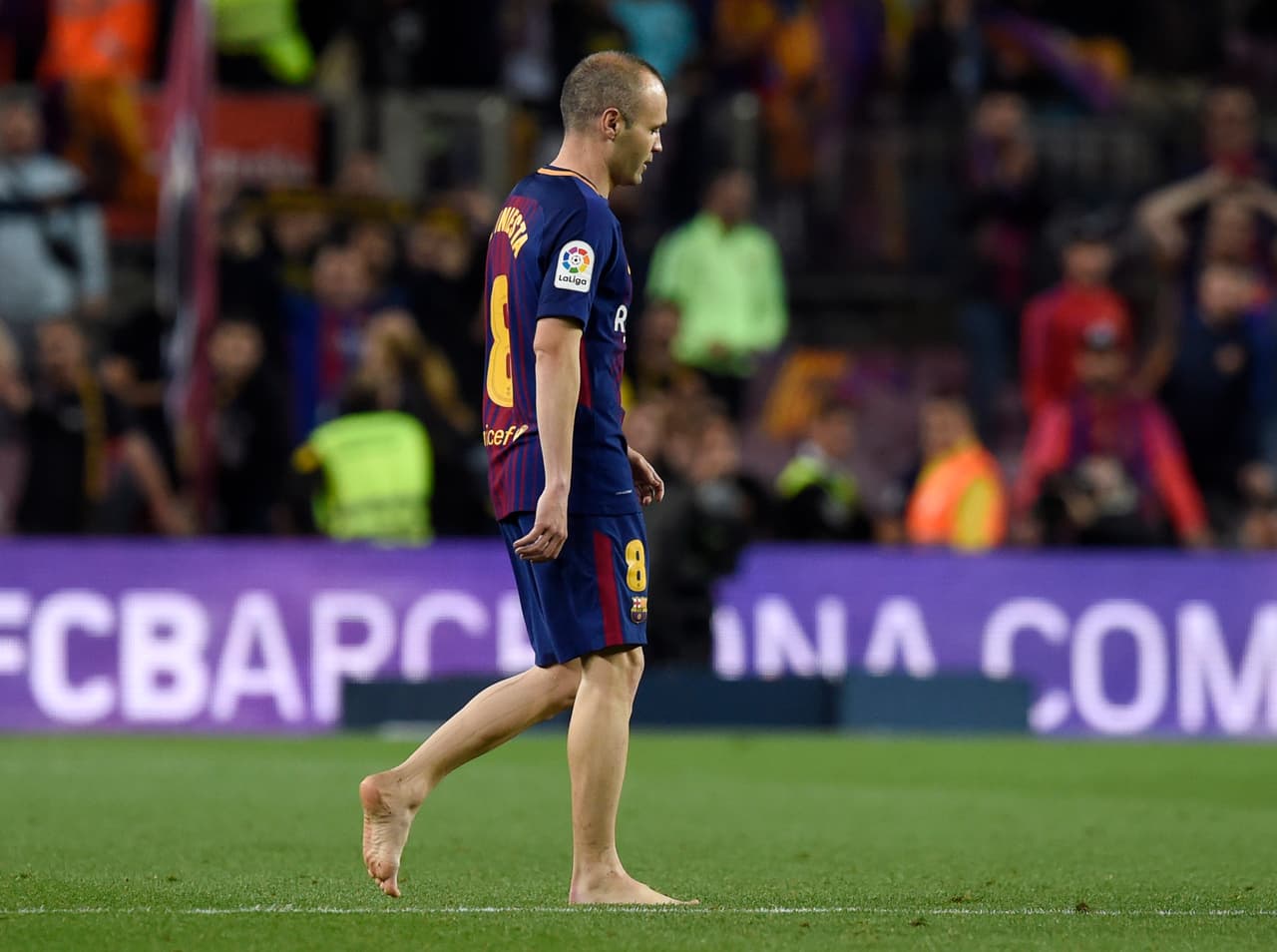 A Iniesta se le vio como pocas veces en el Camp Nou en la celebración de su último título como jugador del Barcelona.