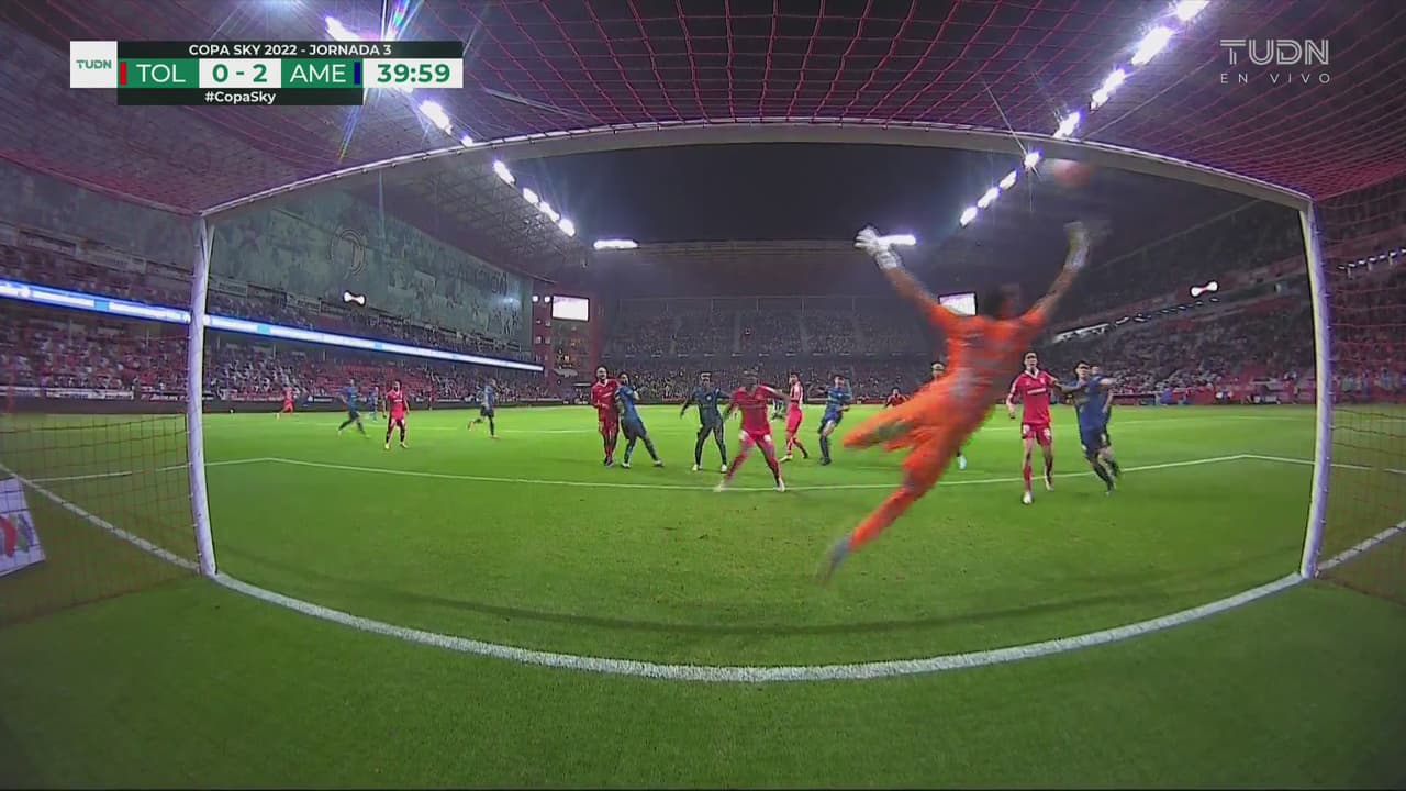 ¡Ni una ni otra! Óscar desvía y luego el palo evita el gol de Toluca