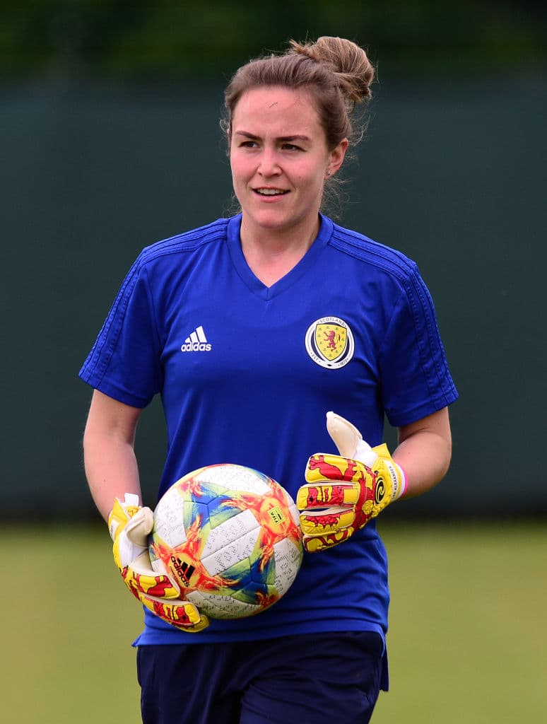 La Selección femenil de Escocia cerró su preparación para participar en su primera aventura en una Copa Mundial Femenina cuando el domingo próximo hagan su presentación en una competencia de esta envergadura ante, ni más ni menos que, Inglaterra, una nación con una gran rivalidad en el campo de fútbol sin importar la rama o la categoría. En medio de la última práctica antes de viajar a Francia algunas jugadoras participaron en una interesante sesión fotográfica.