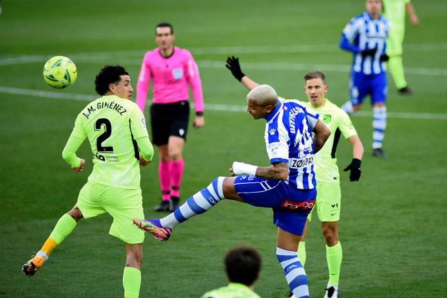 Atletico de Madrid vence al Alavés 2-1 con goles de Llorente y Suárez. Los colchoneros se colocan como líderes de la tabla de LaLiga con menos partidos jugados que el Real Madrid.