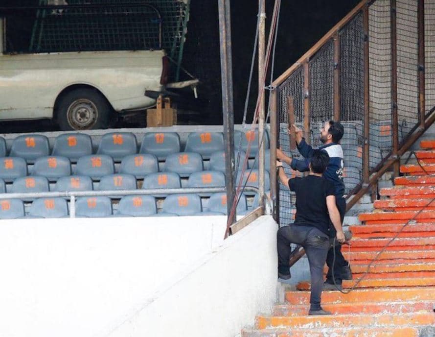 Foto que circula en redes sociales de las rejas instaladasa en el Estadio Azadi para la sección de mujeres.