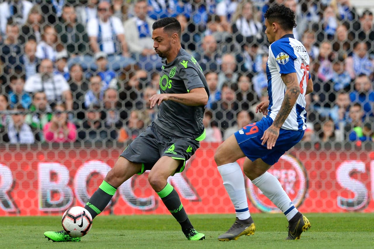 Porto ganó 2-1 contra Sporting de Lisboa, pero no le alcanzó para arrebatarle el primer lugar a Benfica, campeón en Portugal, en una jornada agridulce para los mexicanos, con gol de Héctor Herrera en su despedida y expulsión de Jesús Corona.