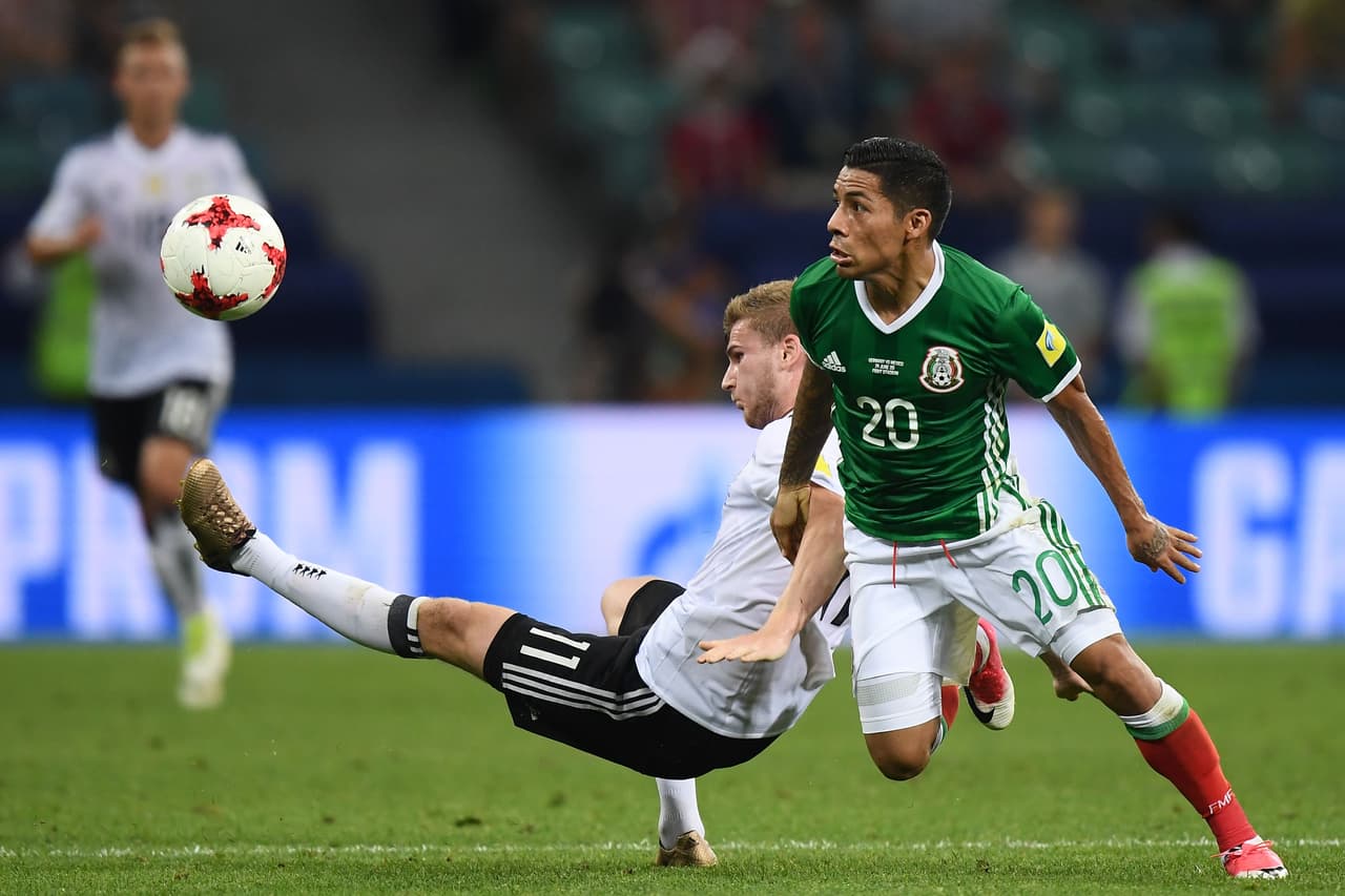 7 - Javier Aquino fue de lo más rescatable para México en el primer tiempo. Su salida de cambio fue dificil de comprender.
<br>
<br>