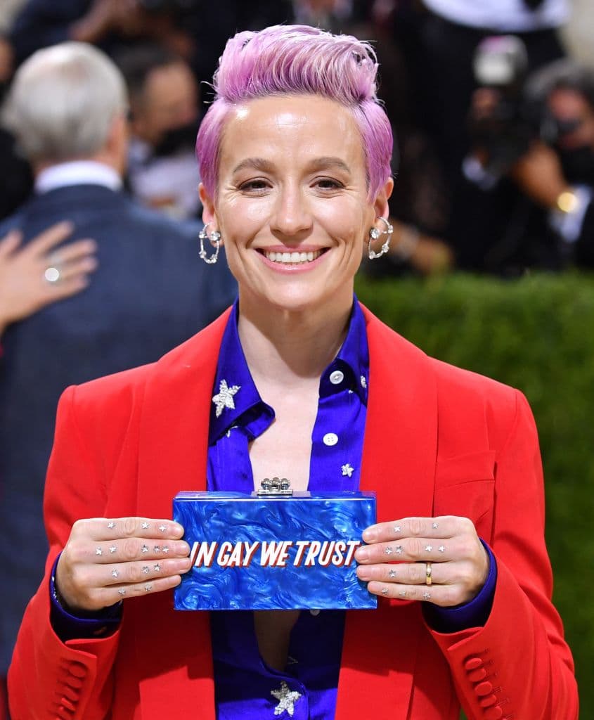 Rapinoe usó un traje sastre rojo con una blusa azul con estrellas brillantes en una versión actual del ‘Tío Sam’.