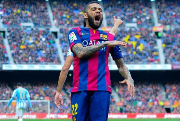 Los medios insisten en la salida de Alves del Barcelona y ya daban por un hecho su partida al PSG, aunque de momento fue desmentido.