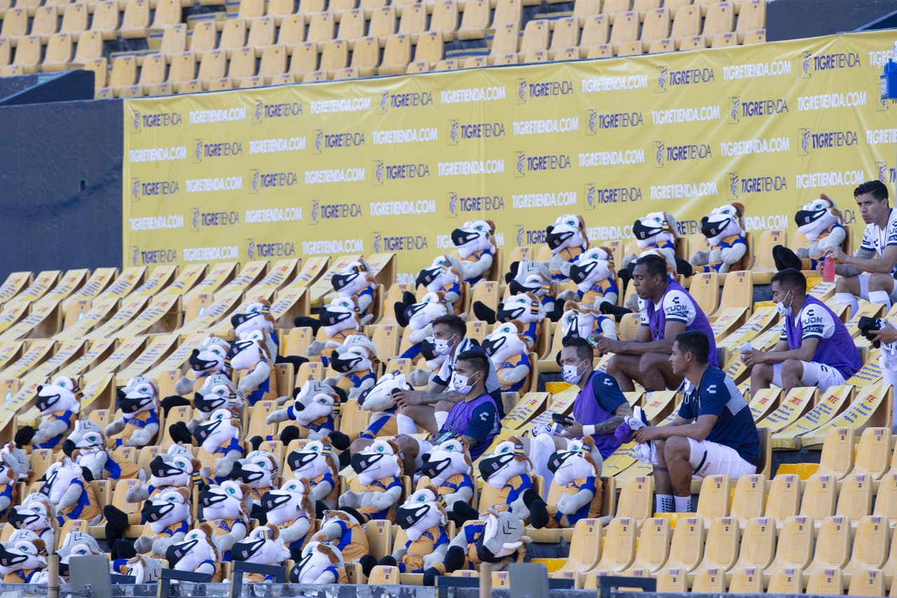 Así lucen algunos de los estadios mexicanos con el motivo de que la afición continúe en contacto con los jugadores durante cada partido.