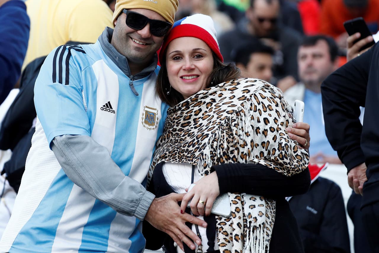 El Arena Corinthians vibró este sábado en la previa del juego entre Argentina y Chile por el tercer lugar de la Copa América. Las dos Finales pasadas en las que La Roja venció aún están en el recuerdo de la Albiceleste, pero más allá de eso se vivió con mucha alegría en las tribunas.