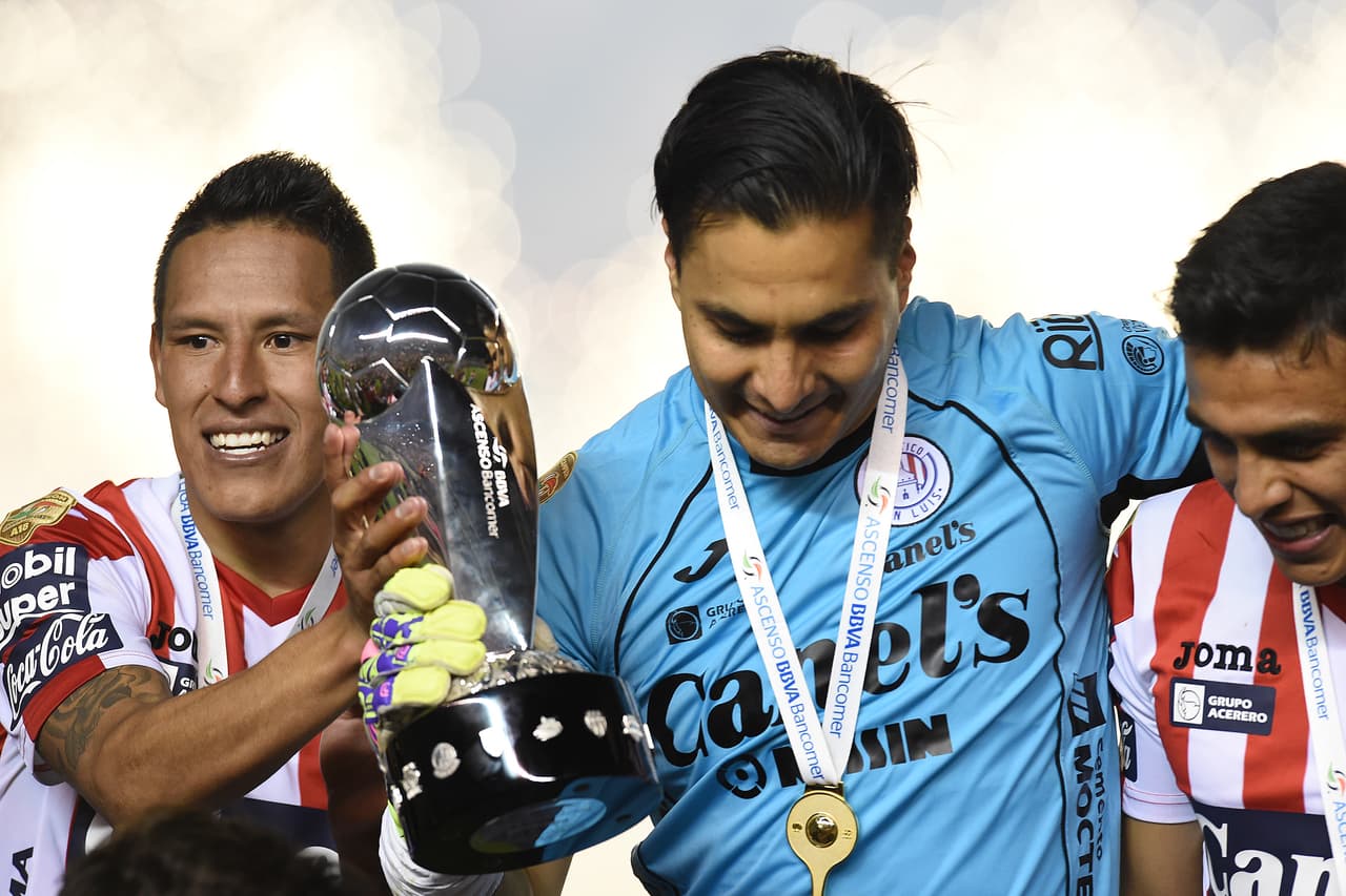 Jorge Sánchez (izquierda) y Carlos Rodríguez (centro) celebran el titulo de campeón del Clausura 2019 del Ascenso MX obtenido por el Atlético San Luis.