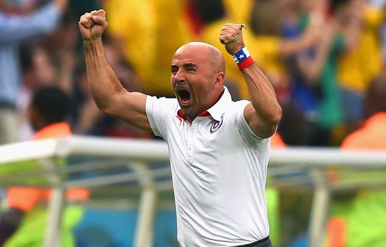 El argentino Jorge Sampaoli pasó a la historia con Chile por llevar al equipo 'charrúa' a octavos de final en Brasil-2014 derrotando al campeón España y luego por coronarse campeón de la Copa América de 2015 por primera vez para ese país.