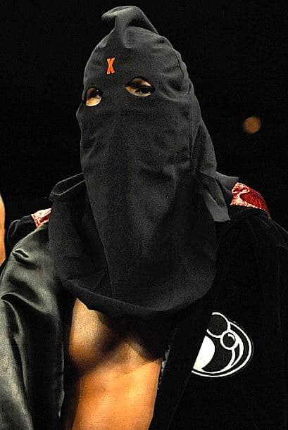 Bernard 'El Ejecutor' Hopkins subió entre abucheos ataviado como verdugo.