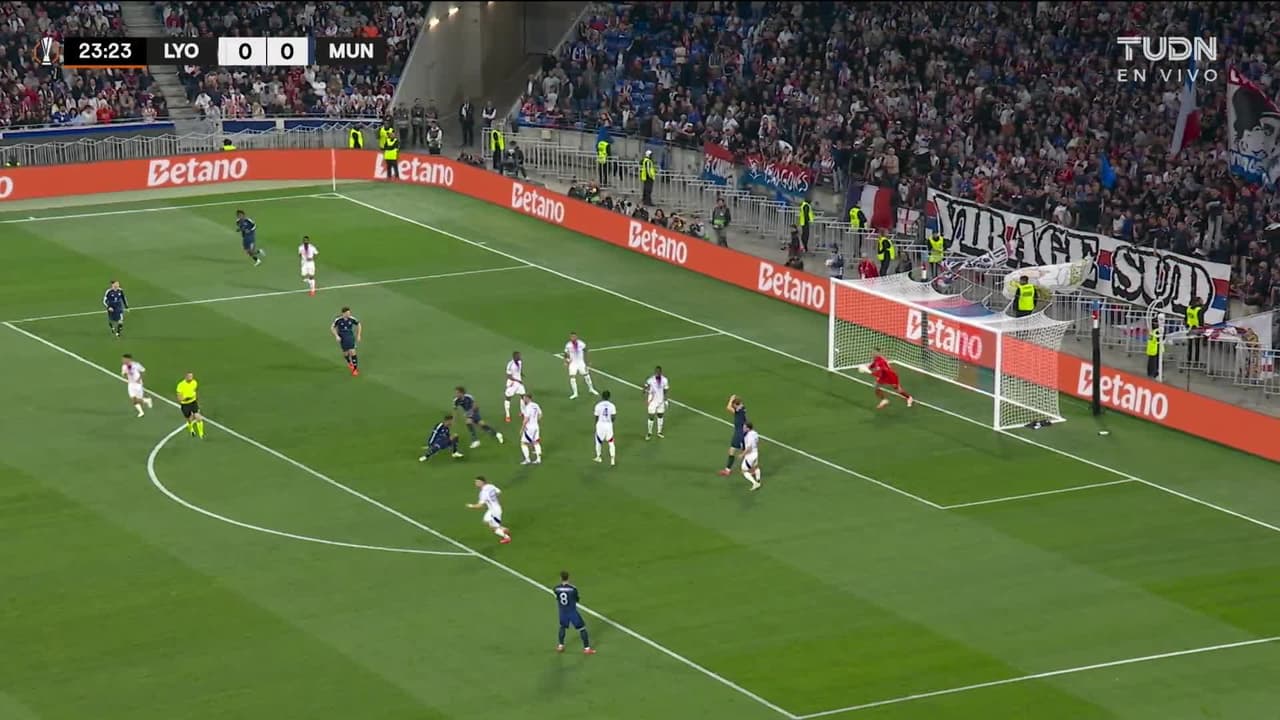 ¡TIRO ATAJADO! disparo por Casemiro.