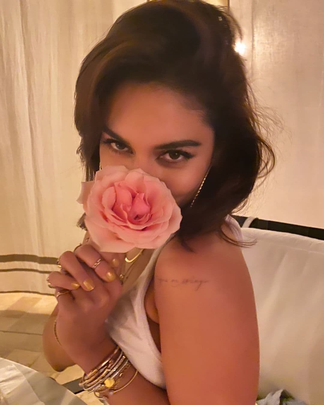 Hudgens publicó una foto de ella con una rosa y al pie se leía ‘noche de cita’.