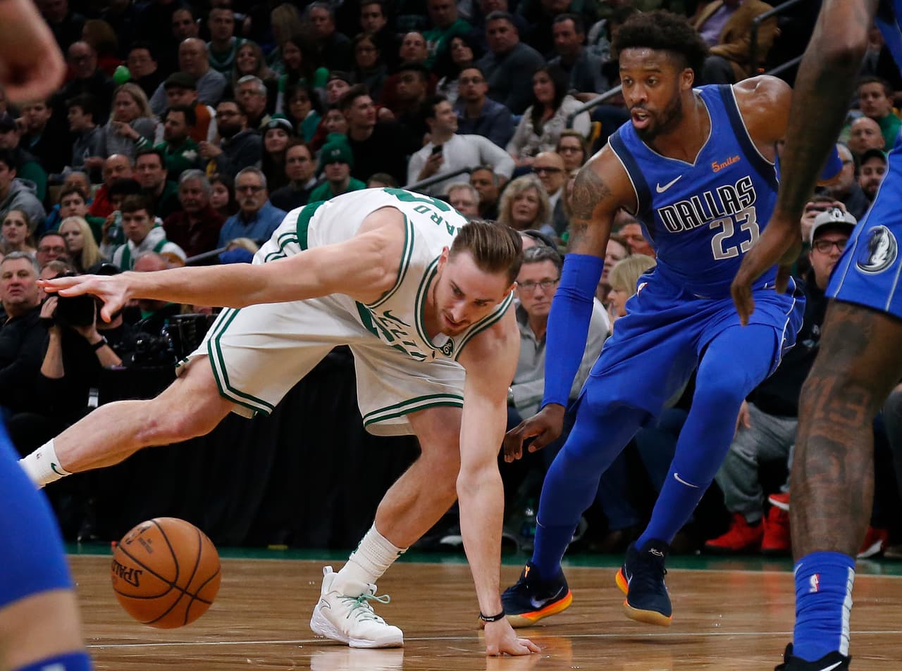 Gordon Hayward (izquierda) aportó desde la banca 16 puntos, 11 rebotes y ocho asistencias, siendo el jugador clave del partido.