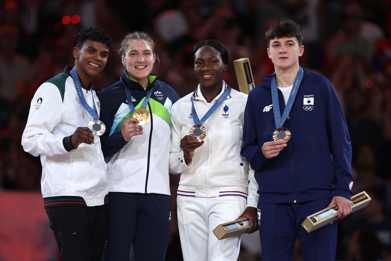 Prisca Awiti (izquierda) ganó plata en judo -63kg femenino en Paris 2024.