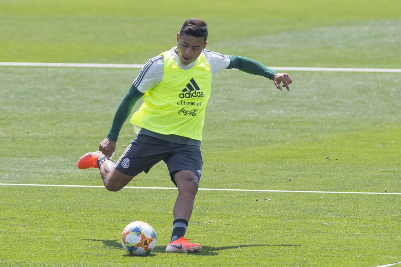 El argentino Gerardo Martino, técnico de la
<b>Selección Mexicana</b>, realiza ajustes con los
<a href="https://www.univision.com/deportes/futbol/mexico/los-rostros-de-gerardo-tata-martino-en-la-rueda-de-prensa-de-cara-a-la-copa-oro-fotos" target="_blank">jugadores de su convocatoria</a> para la
<b>Copa Oro</b>, su primer reto en un torneo oficial con el 'Tri'.