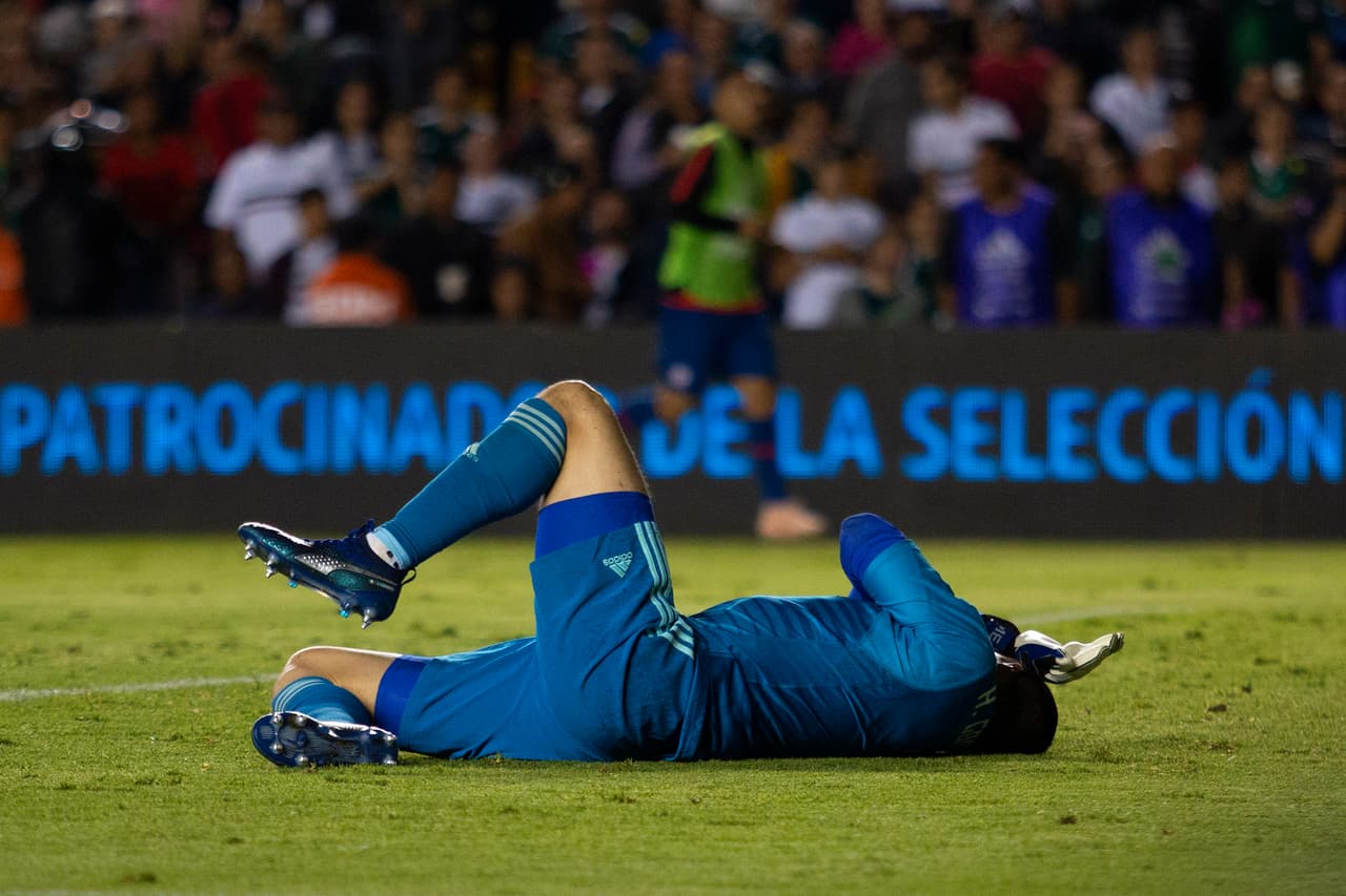 Los gestos de dolor del arquero no fueron atendidos por el árbitro, que así marcó el tanto.