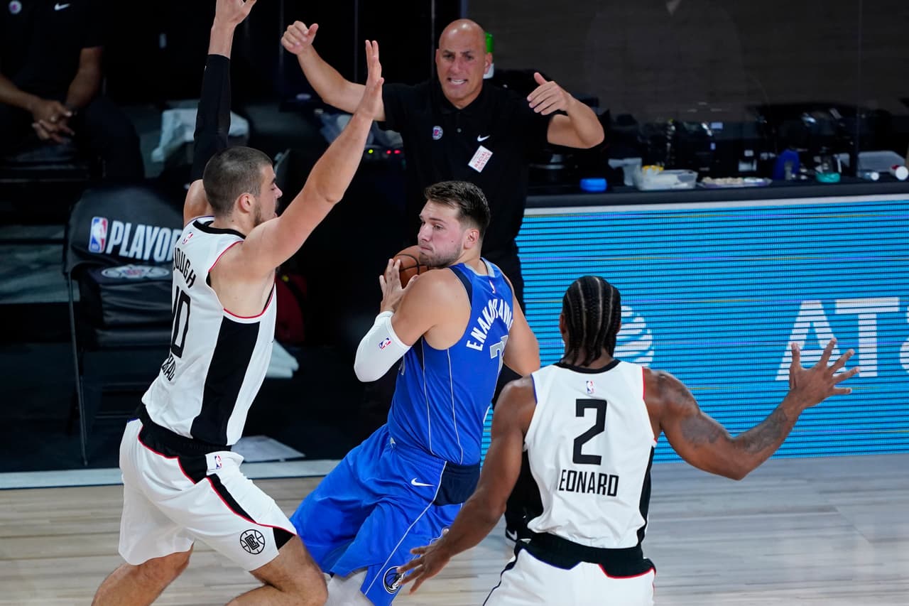 Los Clippers barren 111-154 a los Dallas Mavericks y toman ventaja 3-2 en los Playoffs.