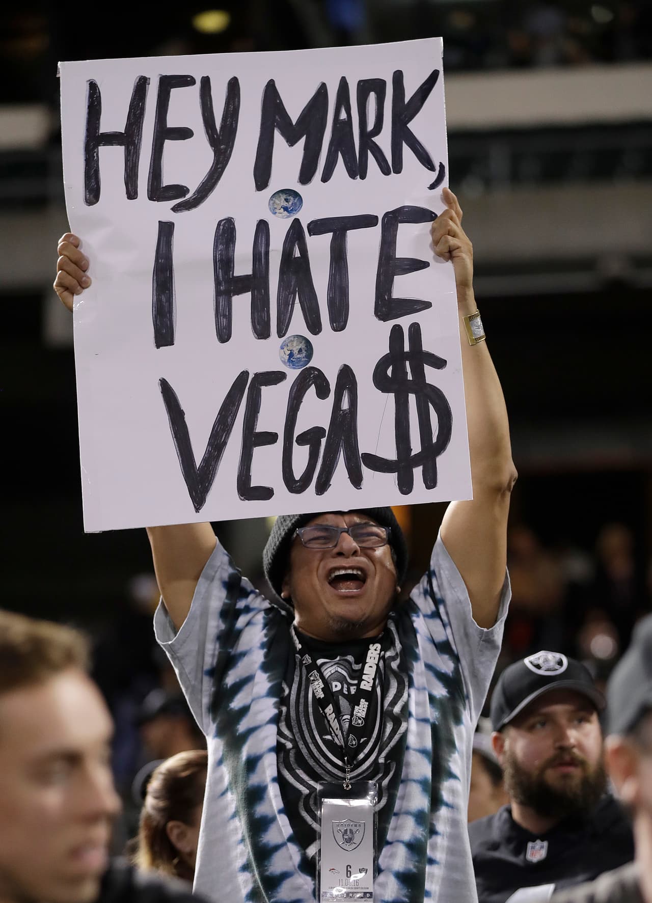 Los fans en Oakland no quieren que los Raiders se muden, y menos con el récord que lleva el equipo (7-2).