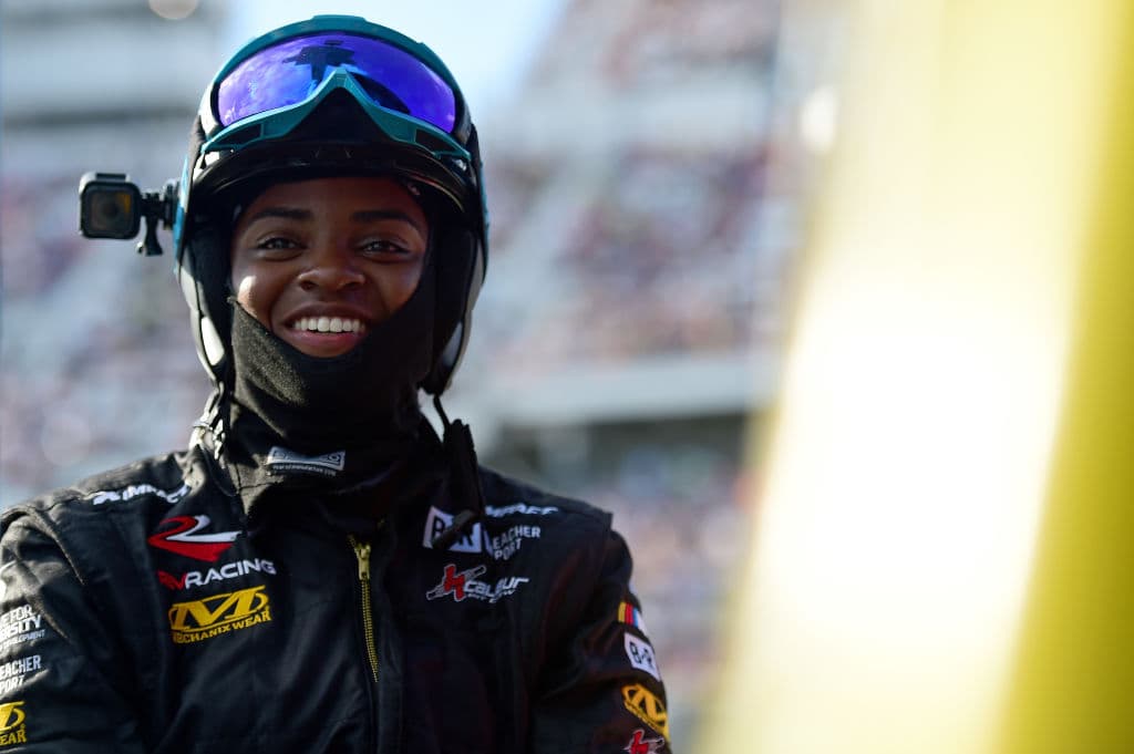 La NASCAR ha trabajado mucho por quitarse estigmas de encima. Uno de ellos es la aceptaci`ón entre las monorías. Aquí aparece Brehanna Daniels, quien cambia llantas para el auto #52.