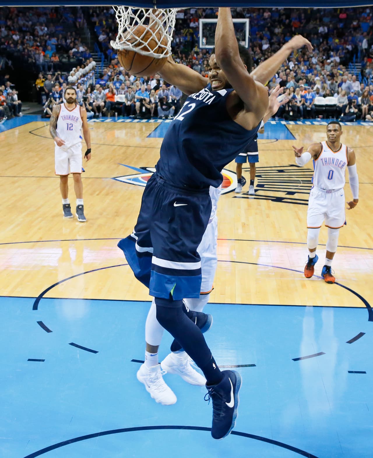 Un triple de Andrew Wiggins cuando el tiempo expiraba le dio un triunfo a los Timberwolves con pizarra de 115-113 sobre el Thunder.