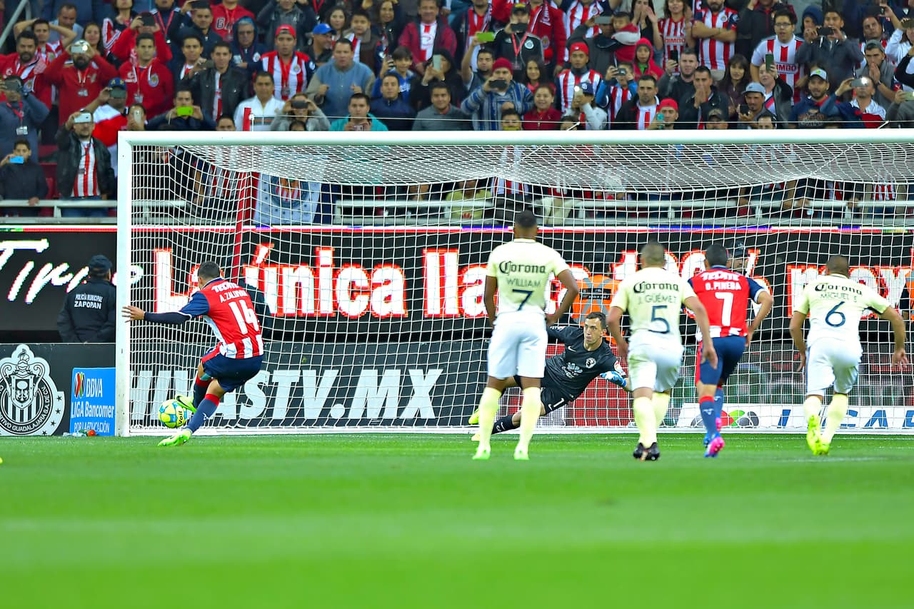 Luego de un controversial penalti, Ángel Zaldivar anotó el 1-0 a favor de Chivas para irse arriba en el marcador.
