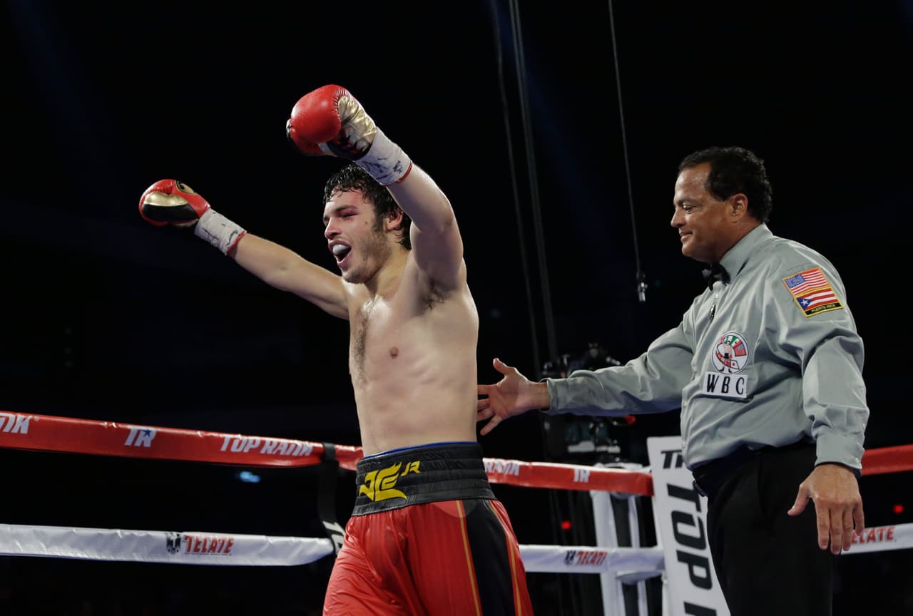 Un pesado Julio César Chávez Jr, derrotó a Marco 'Dorado' Reyes