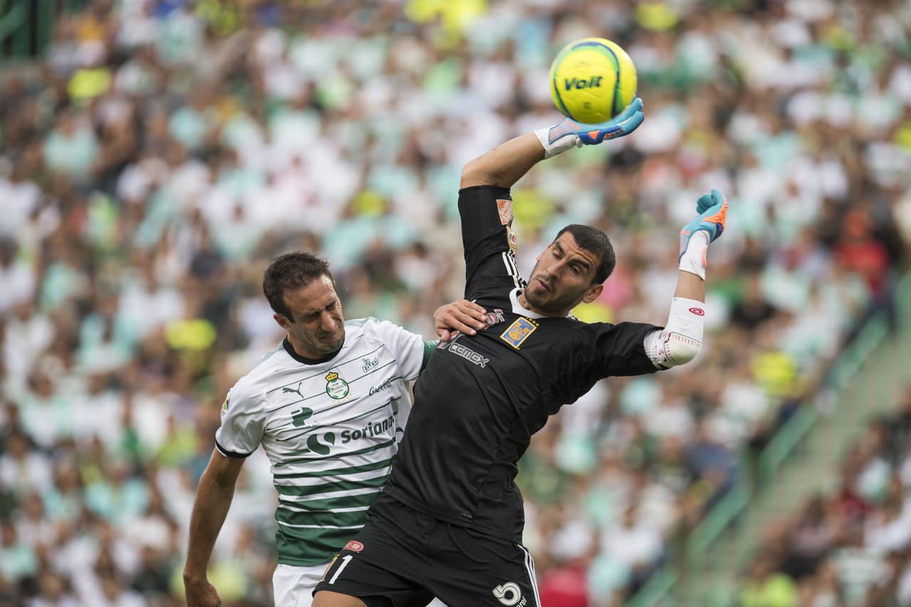 Santos empujó para presionar el arco del argentino Nahuel Guzmán, para buscar el 2-0 de la clasificación.