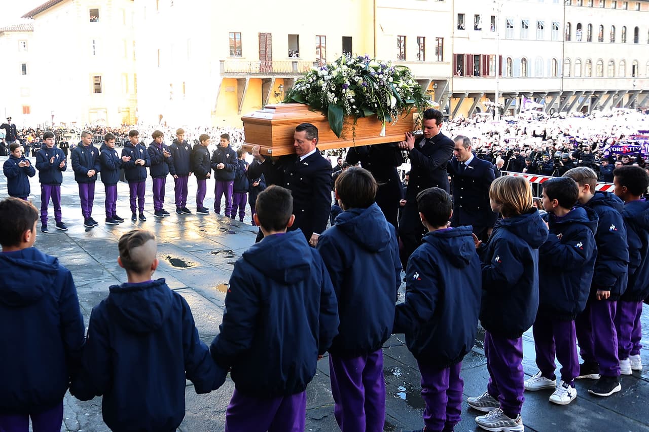 Este jueves, en Florencia (Italia), se llevó a cabo el funeral del futbolista italiano Davide Astori, quien falleció el pasado fin de semana en la concentración de la Fiorentina. La Piazza della Croce se colmó con cerca de 7,000 aficionados que despidieron a su capitán.