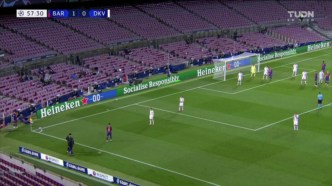 ¡TIRO ATAJADO! disparo por Lionel Messi.