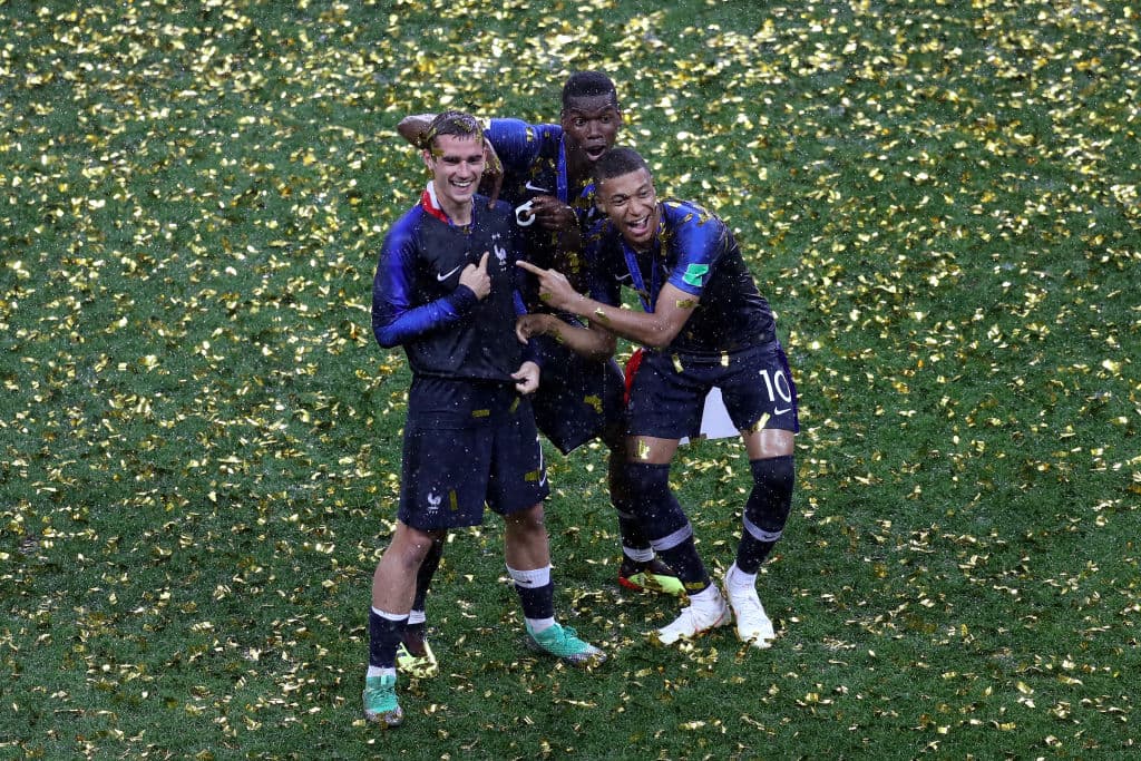 Con sus medallas, los grandes cracks de Francia celebraron alardeando con sus medallas de campeones.