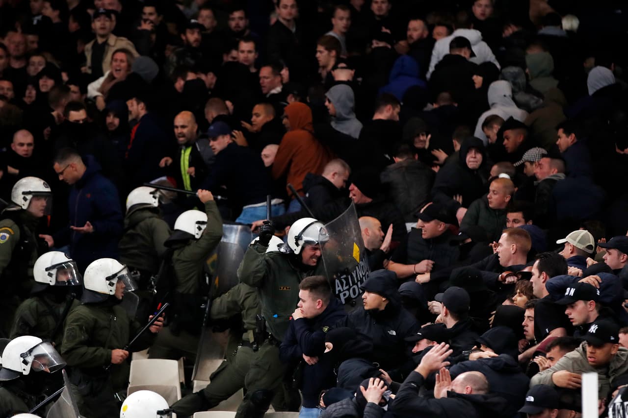 Barras bravas de AEK Atenas y Ajax tuvieron una auténtica batalla campal que tuvieron que controlar las autoridades en el estadio Olímpico, previo al partido por el grupo E en la Champions League..