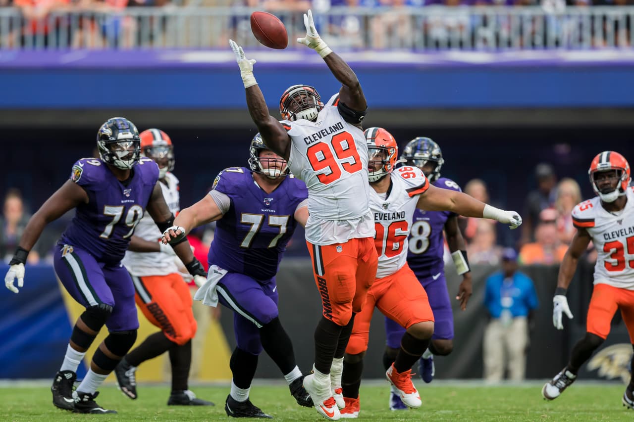 Cleveland Browns 40-25 Baltimore Ravens. Pase interceptado por Devaroe Lawrence.