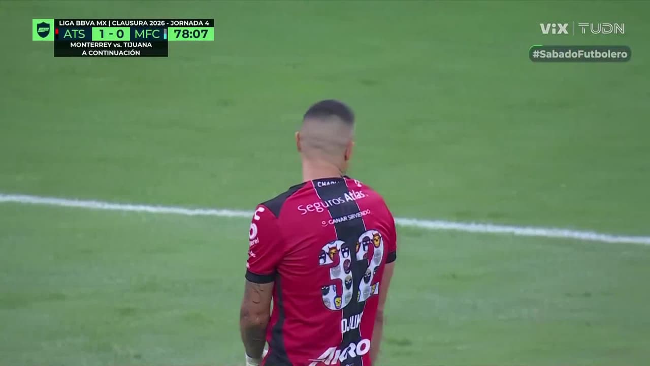 ¡Espectacular remate de Djuka! El esférico termina en las manos del arquero